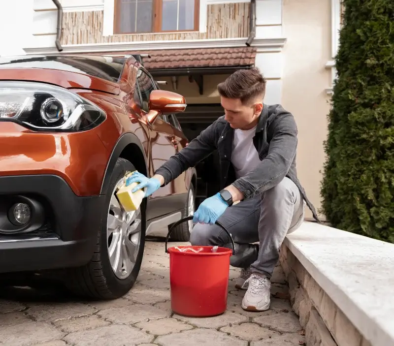 Lavage auto à domicile Condé-Sainte-Libiaire : professionnel intervenant sur un véhicule